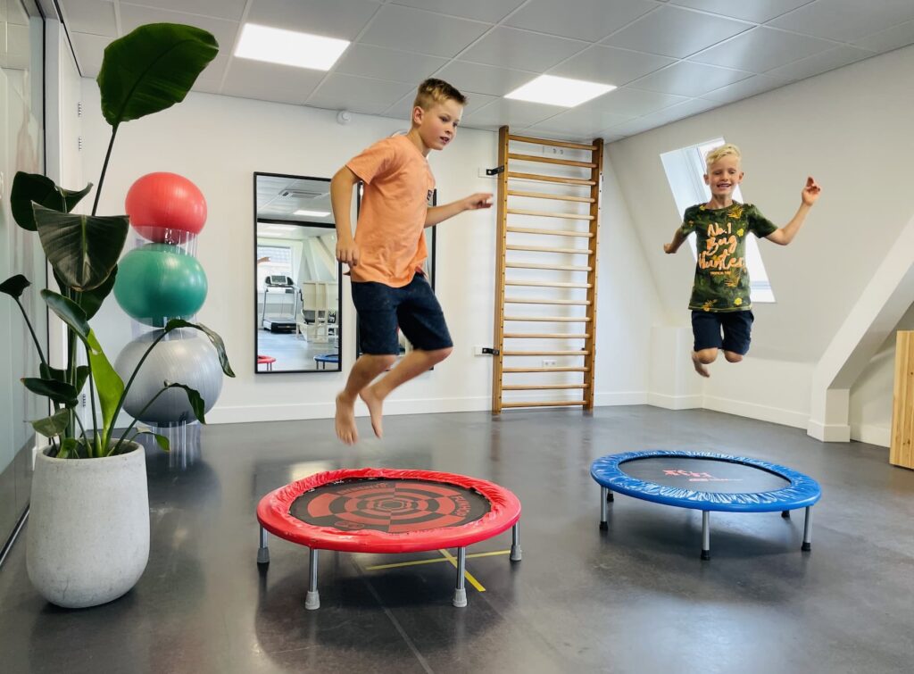 Kinderen tijdens een behandelsessie bij Kinderfysiotherapie De Parel Heemskerk