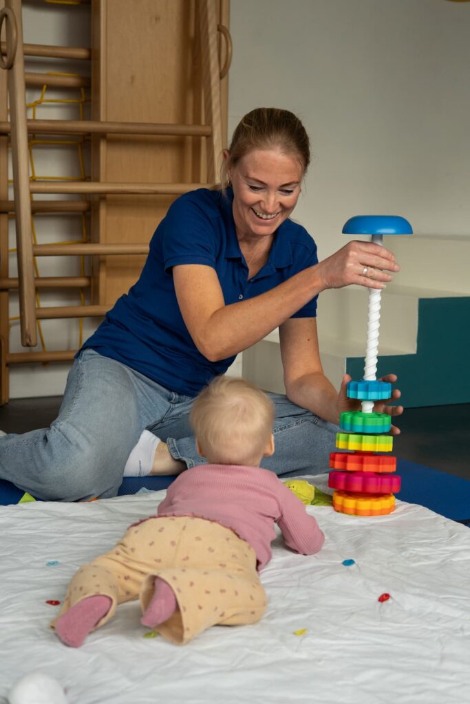 Kinderfysio: oefenen met een baby