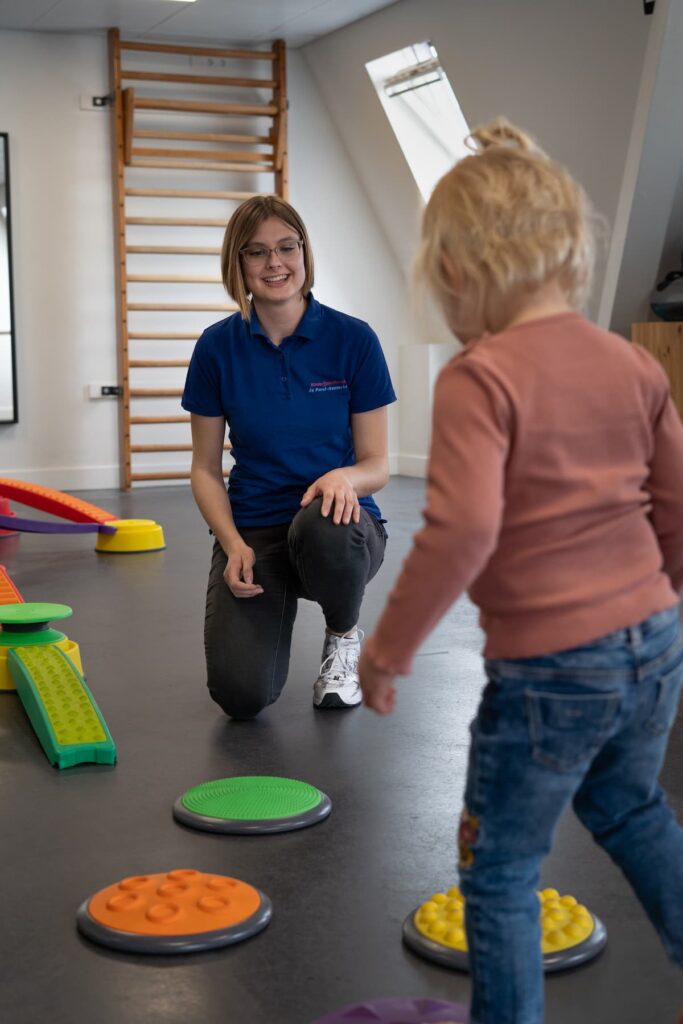 Kinderfysio: oefenen met een peuter
